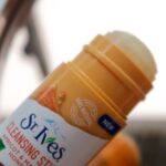 شوینده استیکی حاوی زردآلو و عسل مانوکا سینت ایوز 45gr - Image 2